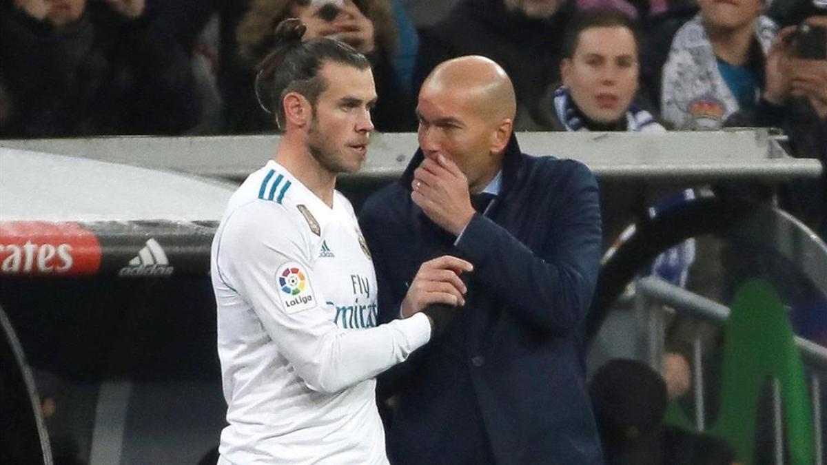 Zinedine Zidane dando órdenes a Gareth Bale: una imagen habitual esta temporada