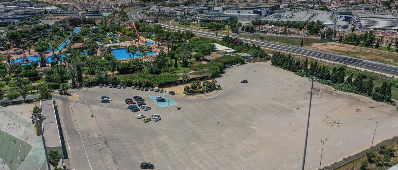 El tanque de tormentas subterráneo está previsto en el aparcamiento del parque acuático, en la imagen aérea.