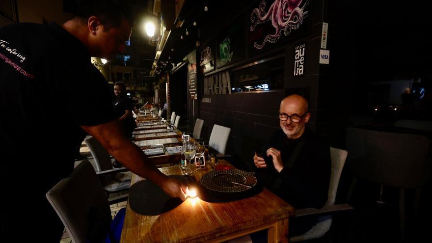 Locales de Benidorm se suman al apagón en protesta por el precio de la luz.