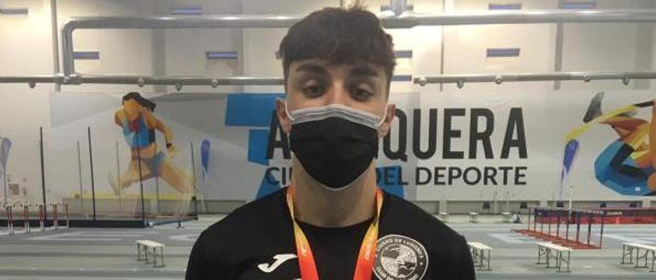 Ignacio Buján, con la medalla obtenida en el Campeonato de España.