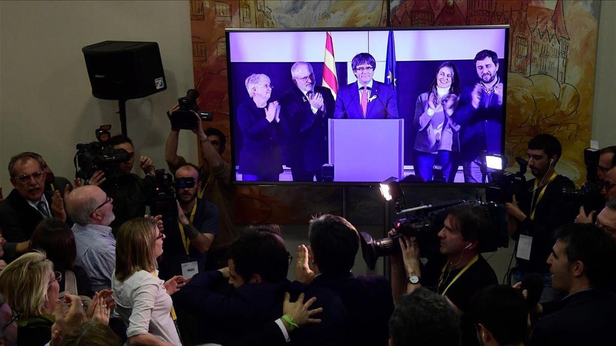 Puigdemont interviene por videoconferencia desde Bruselas en la noche electoral de Junts per Catalunya