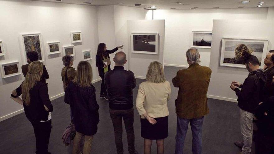 Miren Pastor muestra su obra a los asistentes a la presentación del fotolibro.