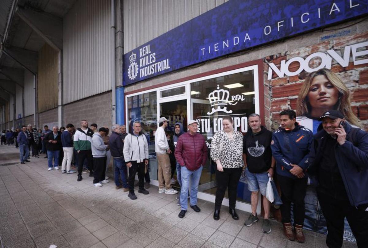 Colas a la entrada de la tienda del Avilés. | LUISMA MURIAS