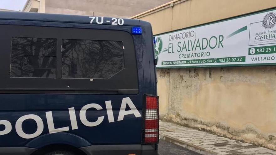 Un furgón de la Policía  junto a la Funeraria El Salvador.