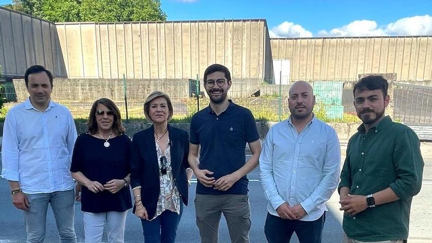 Concejales del Partido Popular delante del solar que solicitan desbloquear urbanísticamente.
