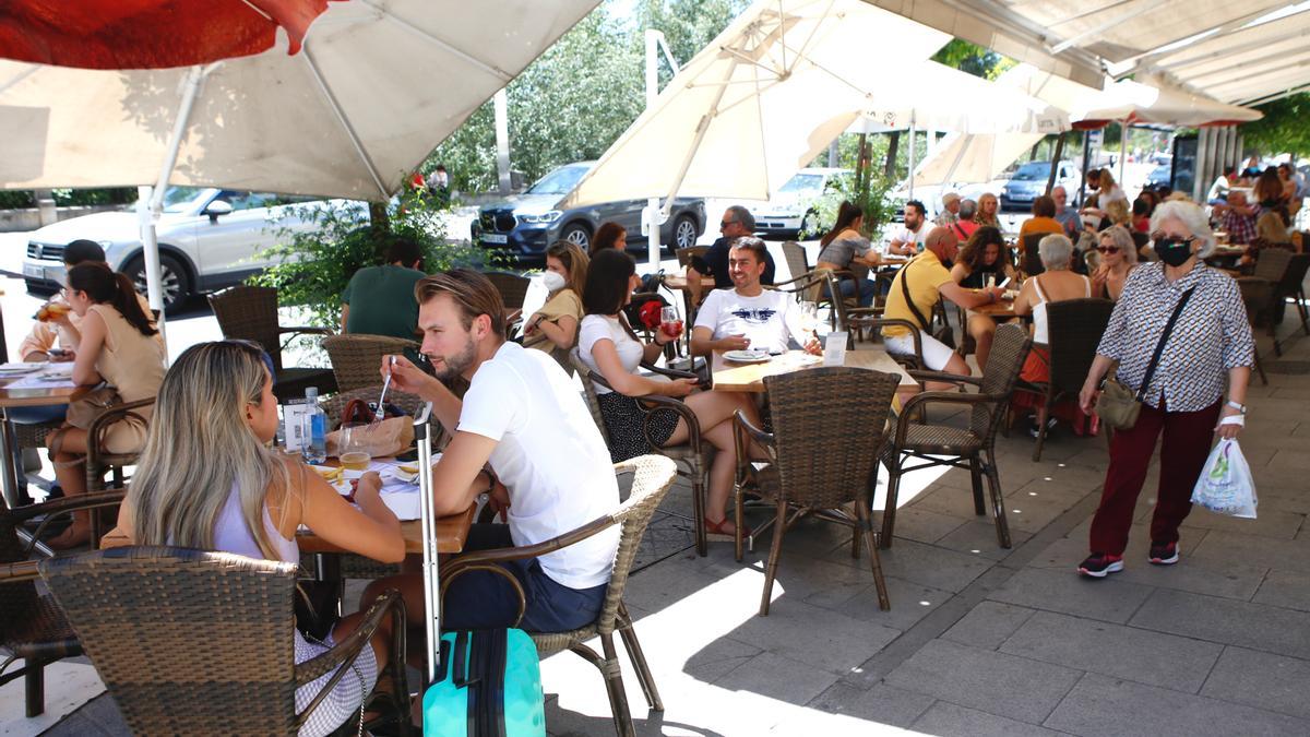 Clientes disfrutan de unas consumiciones en una terraza de La Ribera.