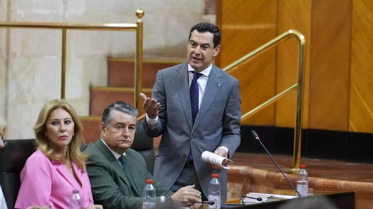 El presidente de la Junta de Andalucía, Juanma Moreno, interviene en el Pleno del Parlamento andaluz.