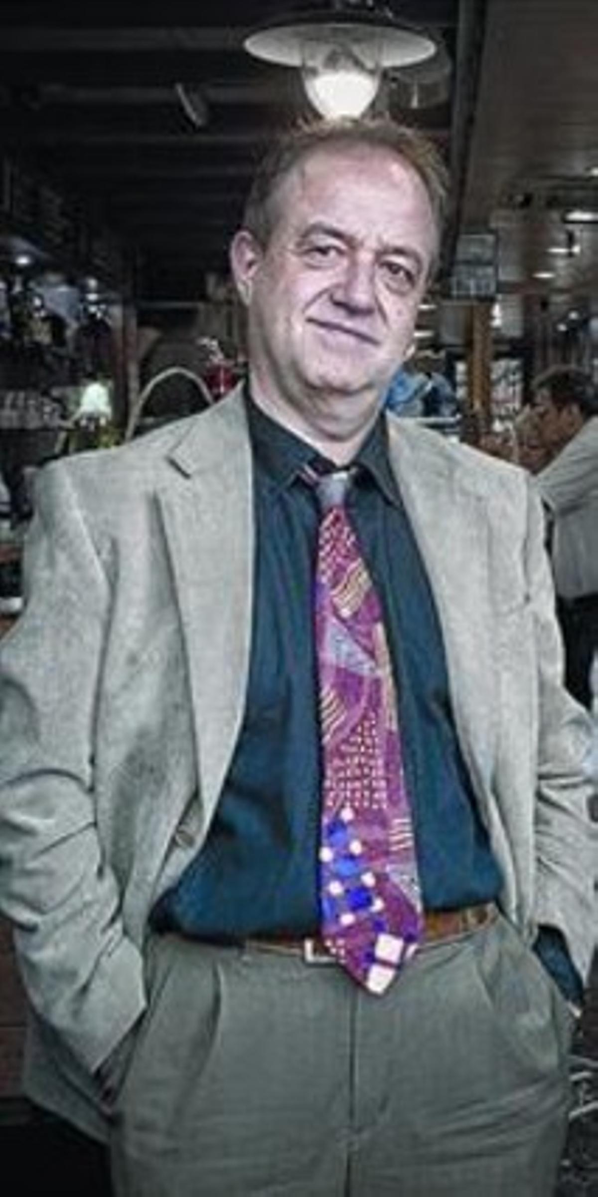 Montiel, en una estampa pròpia de ’Fumando espero’. A dalt, Jaume Collell, autor del llibre de Joan Viladomat, ahir. Montiel, en una estampa pròpia de ’Fumando espero’. A dalt, Jaume Collell, autor del llibre de Joan Viladomat, ahir.
