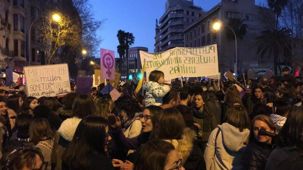 Miles de mujeres se manifiestan en Palma por el 8M