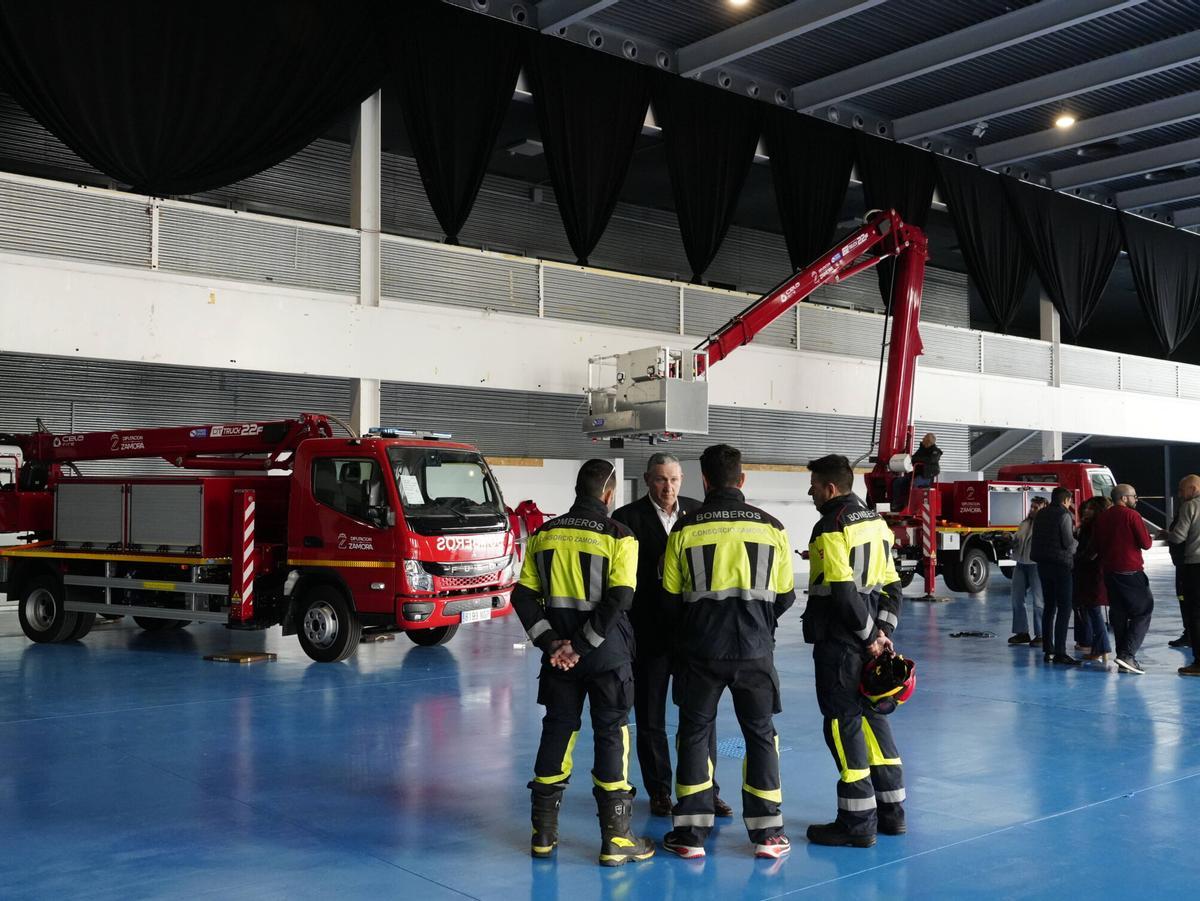 El presidente de la Diputación de Zamora, Javier Faúndez Domínguez, presenta los nuevos vehículos para el Servicio Provincial de Bomberos