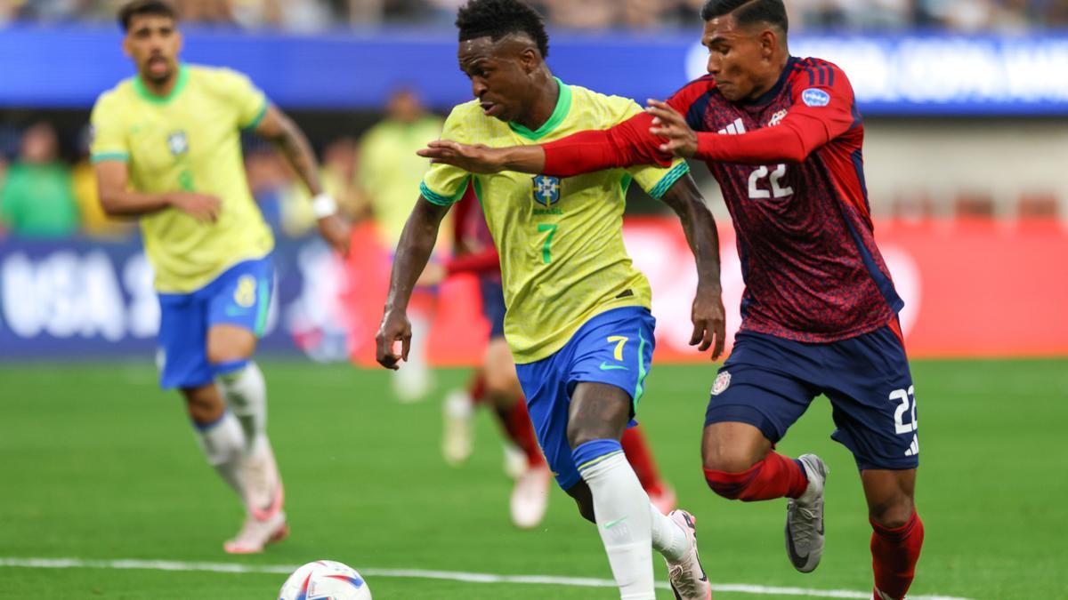 El jugador brasileño Vinicius Junior diputando un balón junto a  Quiros (Costa Rica) en la Copa América.
