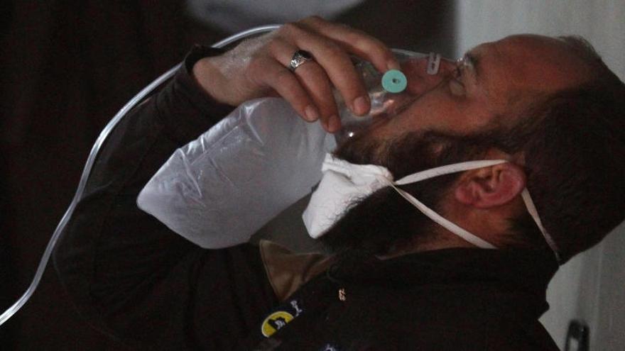 Un militar utiliza una máscara de oxígeno tras el ataque químico.
