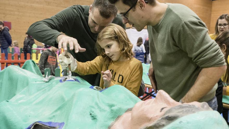 La versió en gran format del joc Operació ha posat diverses generacions a divertir-se juntes