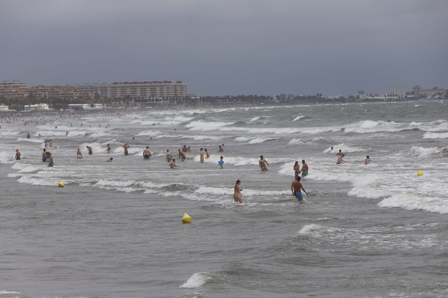 La lluvia no vacía las playas: así está hoy la playa de la Malva-rosa