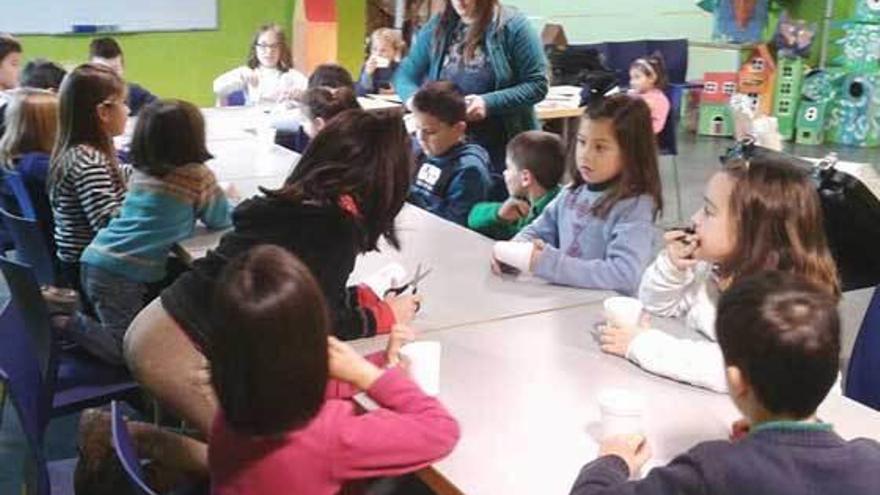 Uno de los talleres de la programación navideña de Colunga, ayer, en la sala Loreto.