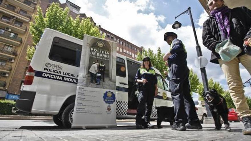 La Policía de Barrio atendiendo las inquietudes vecinales.