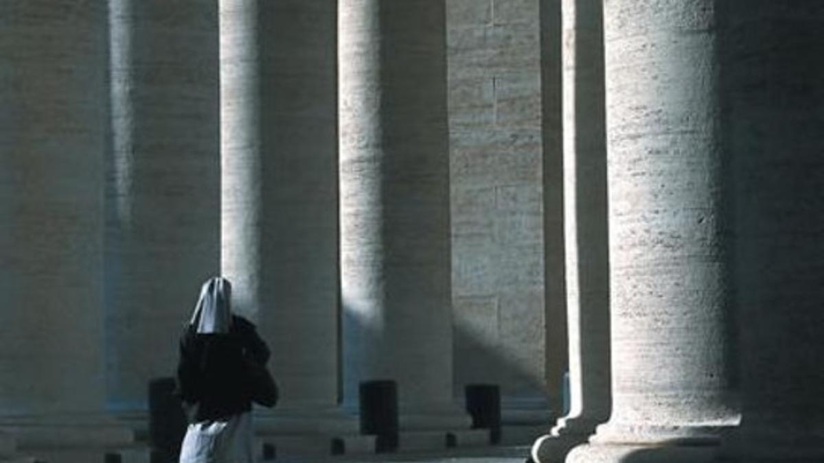 Una monja camina bajo la columnata de Bernini, en el Vaticano, ayer.