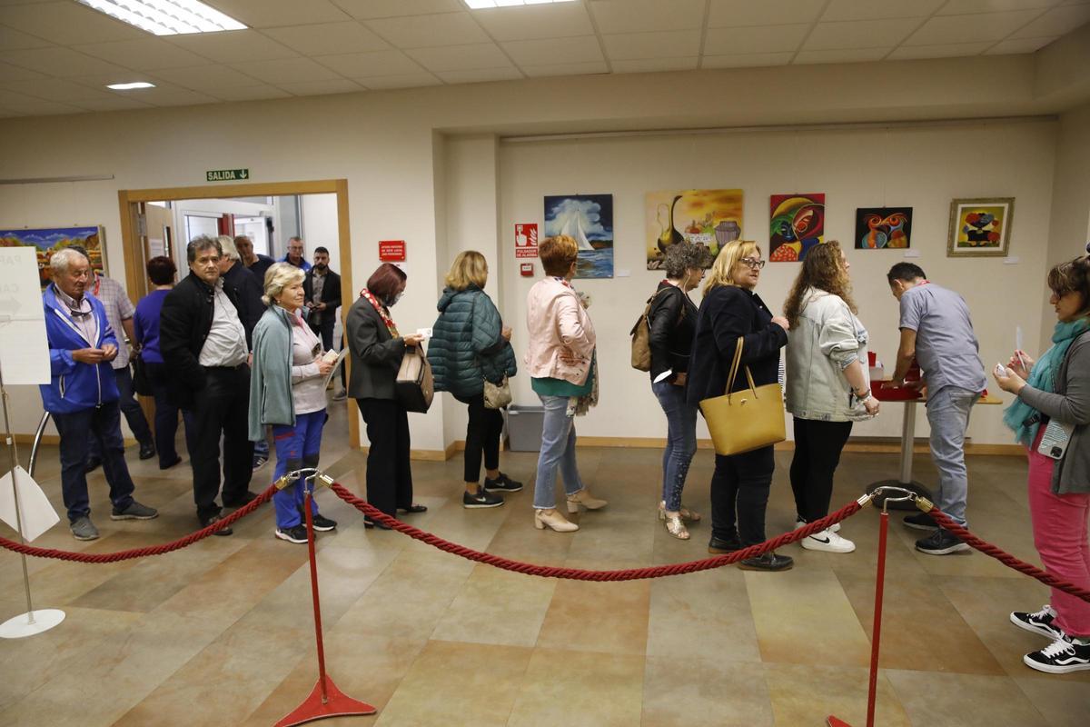 Afiliados del PSOE de Gijón haciendo cola para votar en las primarias de 2022