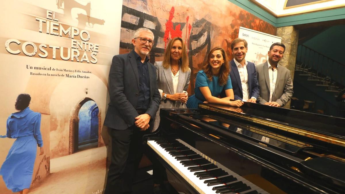 Iván Macías, Félix Amador, María Dueñas, Laura Enrech y Dario Regattieri, en el Teatro Principal de Zaragoza.