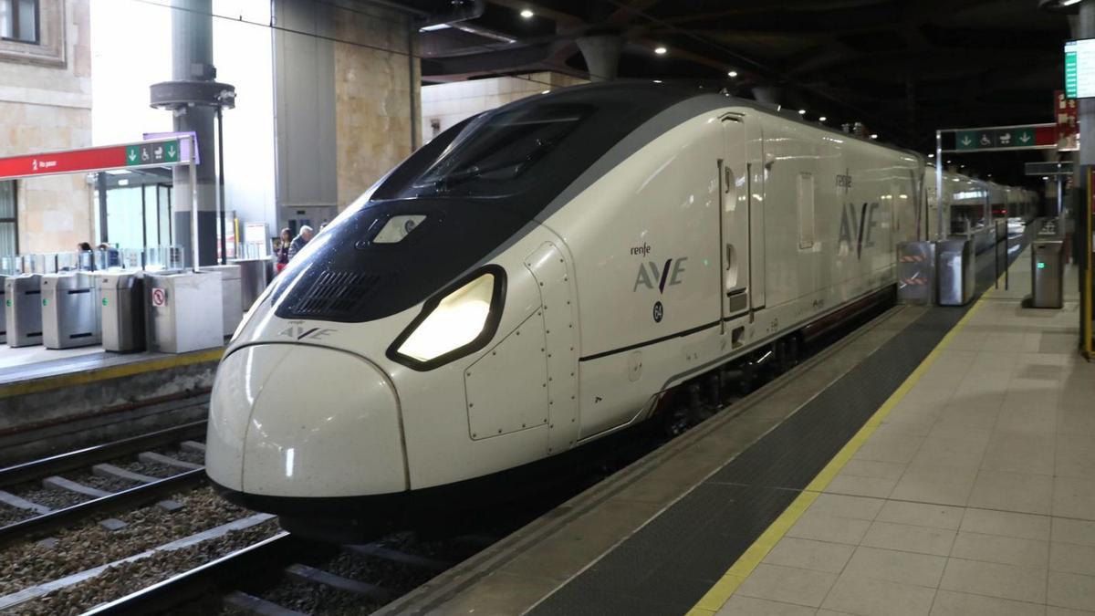 Un tren AVE, en Oviedo.