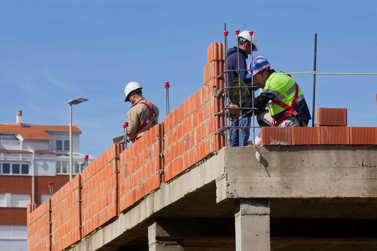 Trabajadores de la construcción en una obra de la provincia.