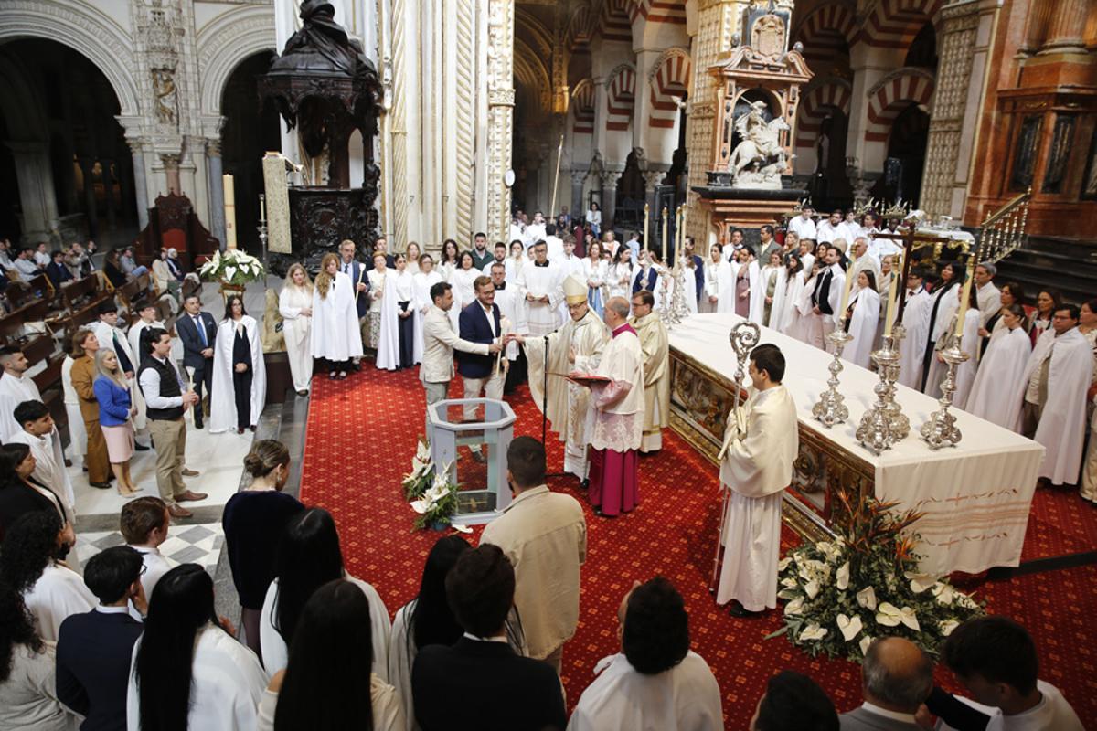 El Bautismo, Confirmación y Eucaristía para 51 catecúmenos, en imágenes El Bautismo, Confirmación y Eucaristía para 51 catecúmenos, en imágenes