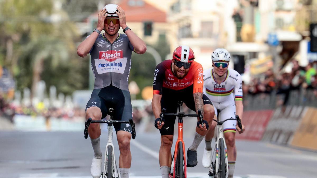 Mathieu van der Poel cruza la meta por delante de Filippo Ganna y Tadej Pogacar.