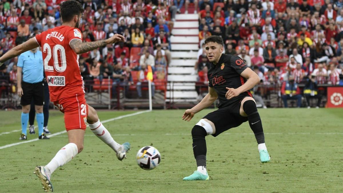 Gio aprieta a Centelles en el partido en Almería.