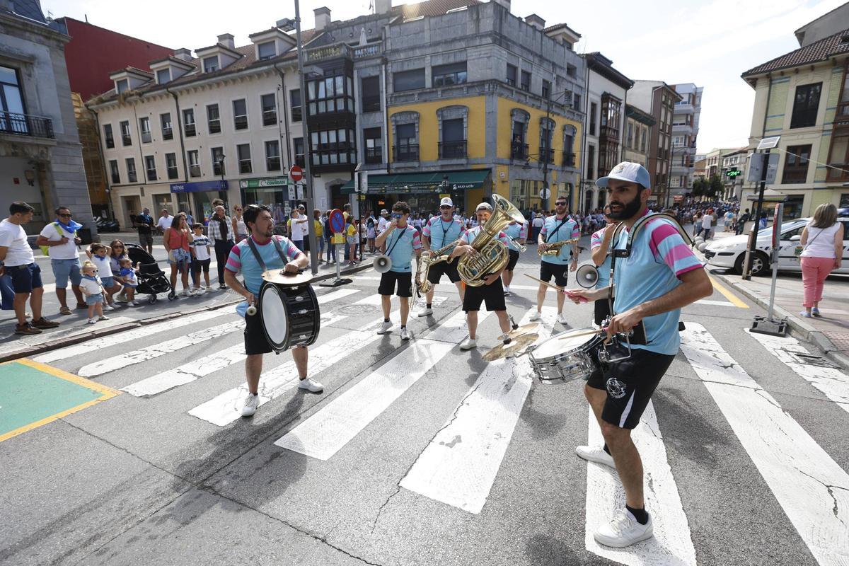 Marea humana en El Carmín de la Pola: el desfile sube a La Sobatiella bajo un sol de justicia y entonando el Asturias Patria Querida