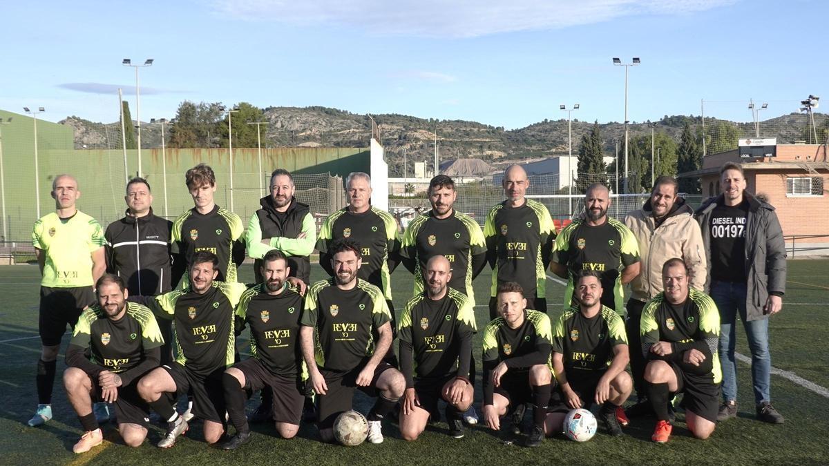 En la parte superior, los jugadores Sergio Rodríguez, Toni Rueda, Petre Blehoeanu, Andrés Gas, Víctor Pascual, José Ignacio Morales, Víctor Jimeno, Sergio Daza, Juan Castillo y Germán Rivera. Agachados: Carlos Noceti, Juan Roca, Miguel Ángel Sánchez, Marcos Vilar, Ramón Ballester, Adrián Miralles, Toni Rivera y Gianluca Ghiselli. El Rayo de Castellón ocupa la décima  posición en el segundo Grupo y quiere acabar la temporada de la mejor forma posible.