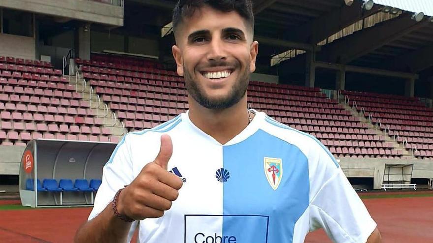 Juampa Barros posa con la camiseta que lucirá la SD Compostela en esta temporada / SD Compostela