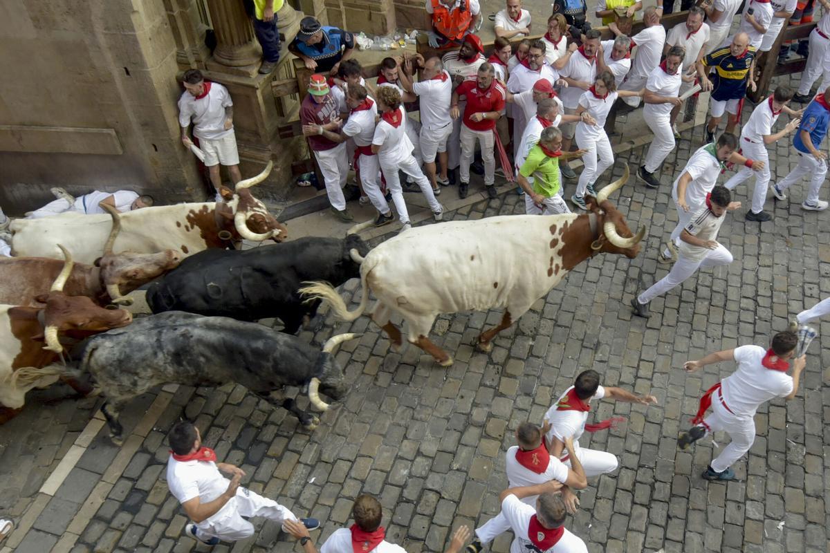 Los Cebada Gago recorren unidos un rápido segundo encierro de los Sanfermines 2026.