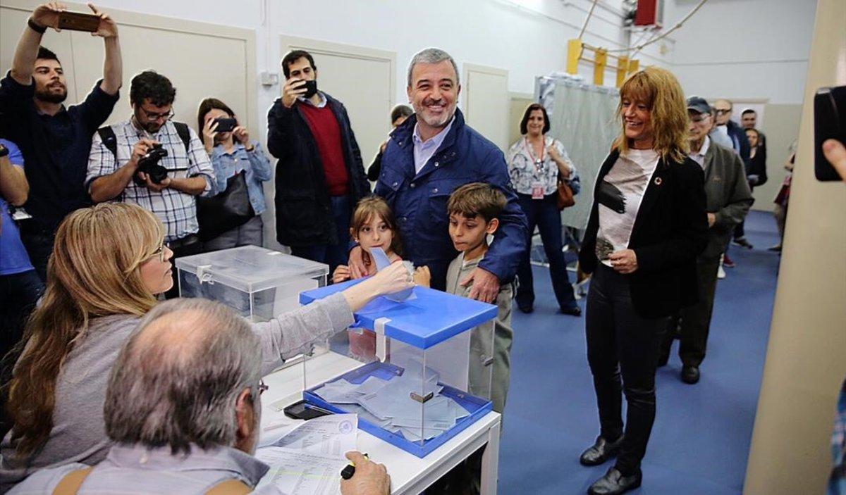 Jaume Collboni vota en la escuela Mireia de Barcelona.