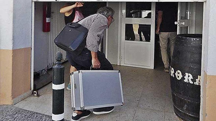 Un inspector de sanidad de la Junta de AndalucÃ­a entrando en la empresa Sabores de Paterna en CÃ¡diz.