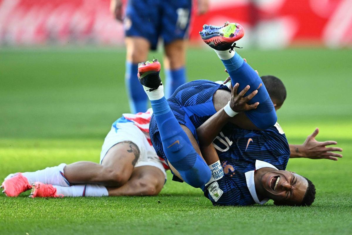 Mbappé se duele tras una entrada del paraguayo Cáceres.