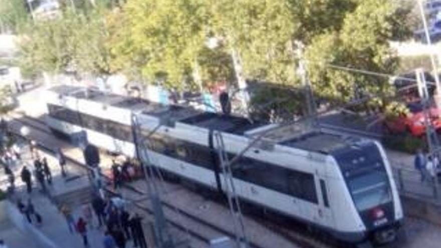 El metro arrolla a una estudiante en Moncada cuando miraba el móvil