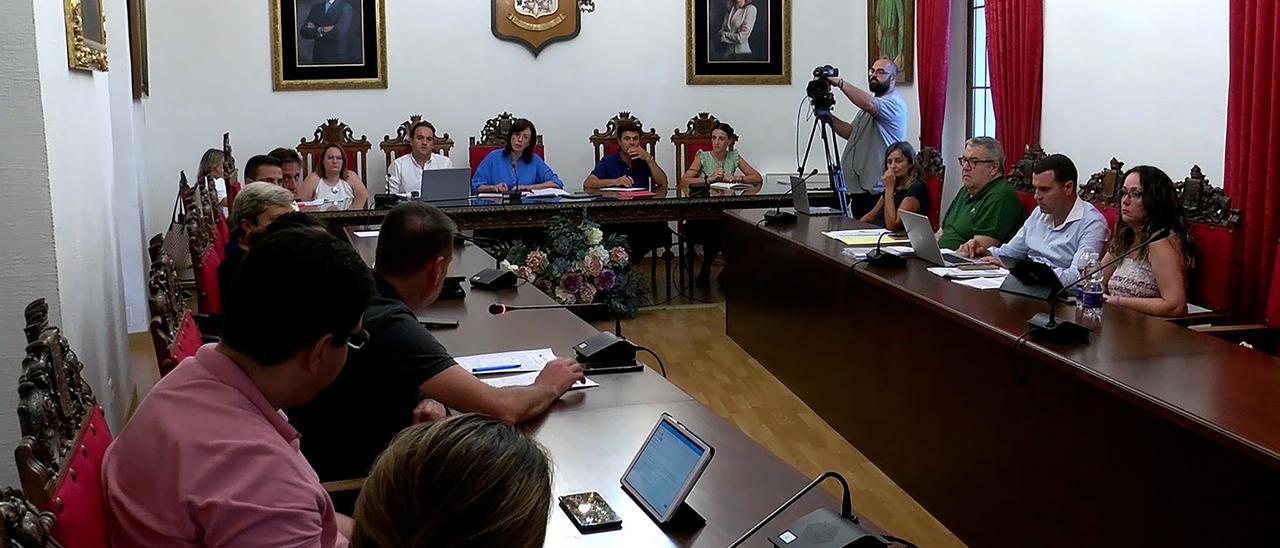 Panorámica del salón de plenos del Consistorio prieguense durante la sesión celebrada el pasado jueves.