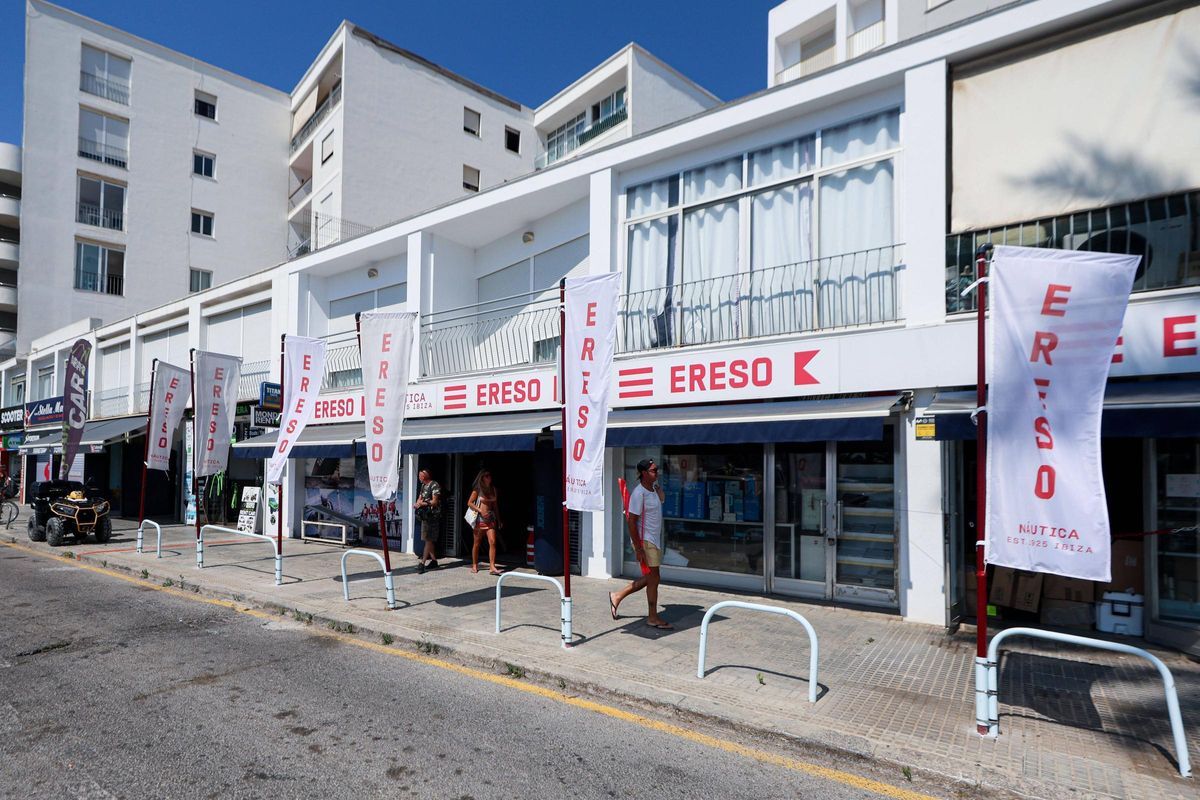 Fachada de uno de los establecimientos de Náutica Ereso en la avenida de Santa Eulària.