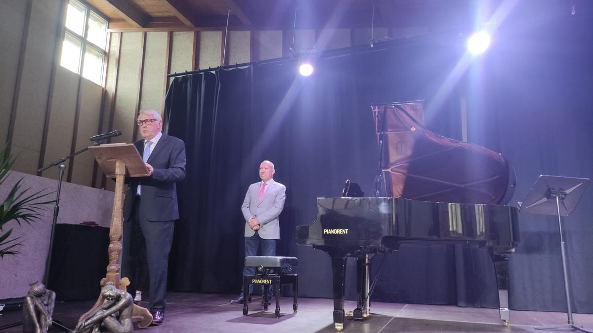 El alcalde de Alcañices y el vicepresidente de la Diputación de Zamora inauguran el Auditorio &quot;Tratado de Alcañices&quot;.