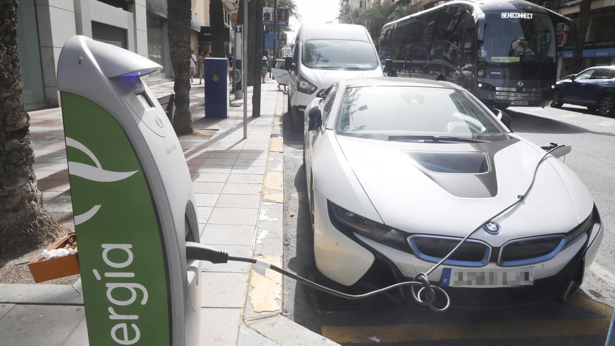 Un vehículo eléctrico en plena operación de carga en uno de los puntos habilitados en la ciudad de Alicante.
