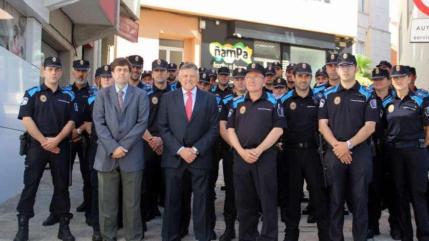 Telmo Martín junto a los agentes de la Policía Local y los auxiliares de refuerzo. // Gustavo Santos