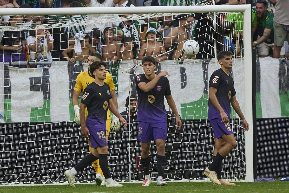 Joan Garcia, Espart, Cubarsí y Gerard Martín, decepcionados tras el 1-1 de Valentín Gómez.