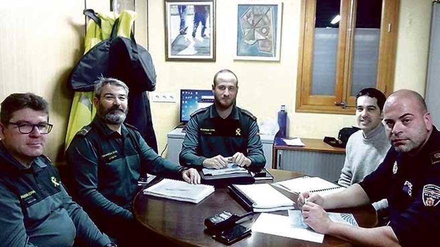 Cargos de la Policía Local y la Guardia Civil de sa Pobla, reunidos para elaborar el plan de seguridad de este año.