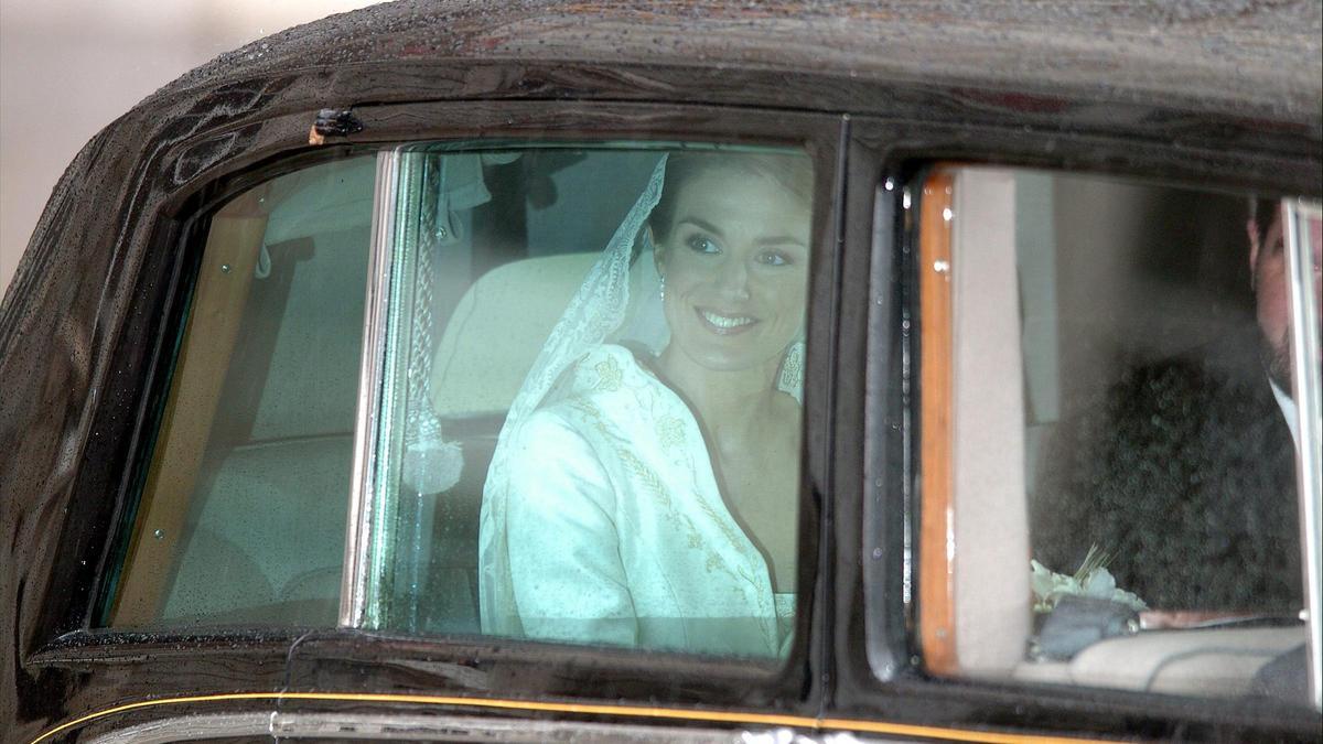 Doña Letizia llegando en coche a la Catedral de la Almudena el día de su boda