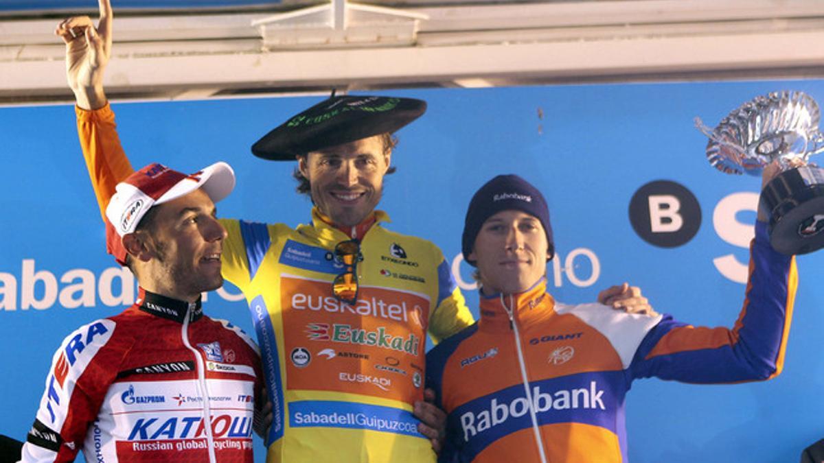 Samuel Sánchez ganador de la Vuelta al País Vasco posa en el podio junto al segundo y tercer clasificados, Joaquín &quot;Purito&quot; Rodríguez y el holandés Bauke Bollem