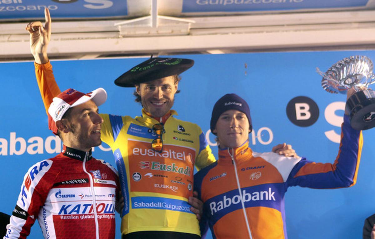 Samuel Sánchez guanyador de la Volta al País Basc posa al podi amb el segon i el tercer classificats, Joaquín ’Purito’ Rodríguez i l’holandès Bauke Bollem.