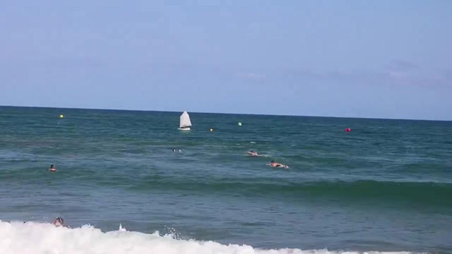 Dos surfistas rescatan a una pareja en la playa de Orpesa