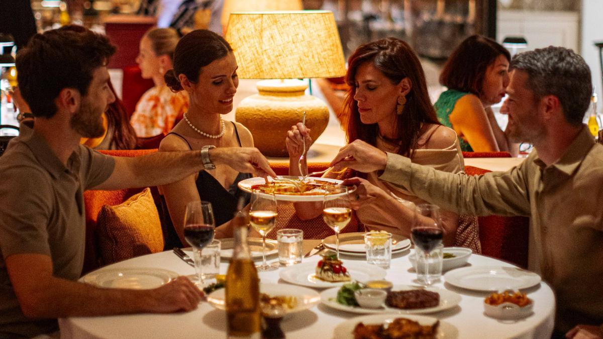 La Petite Maison abre en Puente Romano Marbella y suma un nuevo reclamo gastronómico en la Milla de Oro.