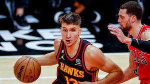 Bogdanovic lideró a los Hawks ante Chicago