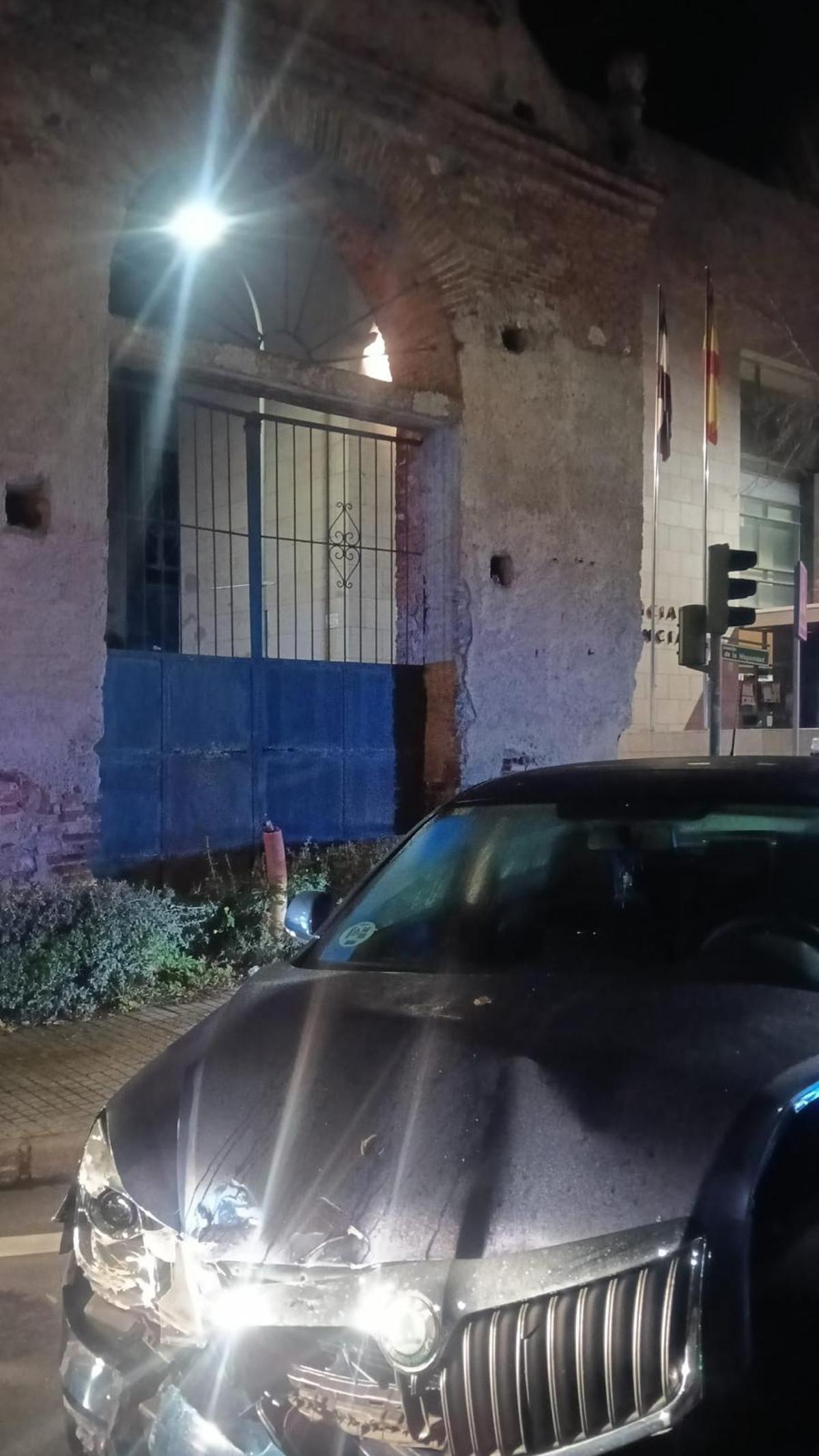 Galería | Aparatoso accidente entre dos coches en el cruce de los Juzgados de Cáceres
